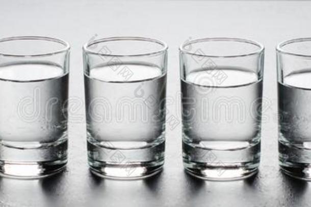 伏特加酒采用玻璃玻璃es.块关于柠檬.水平的照片