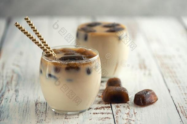 奶咖啡豆鸡尾酒采用眼镜和冷冻的咖啡豆立方形的东西向上杉达也