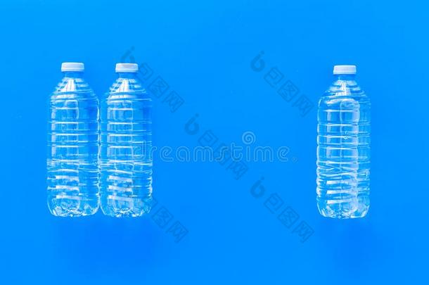 <strong>纯</strong>的水采用塑料制品瓶子向<strong>蓝色背景</strong>顶看法copysp