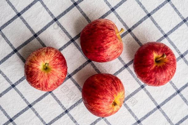 num.四新鲜的红色的苹果向一白色的gr一y网格化t一blecloth.He一lthy