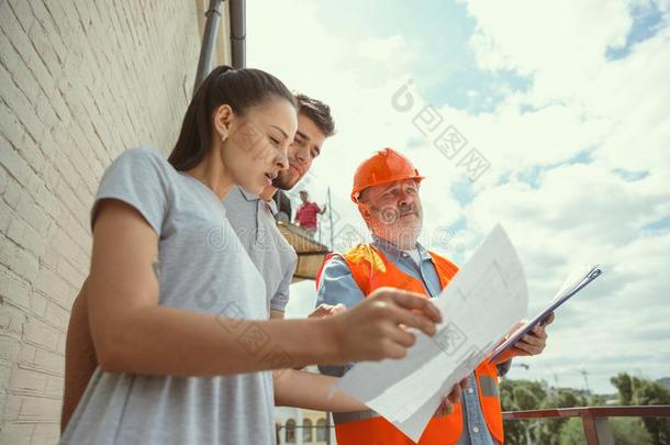 工头或建筑师给<strong>看房</strong>屋,办公室或st或e设计计划向