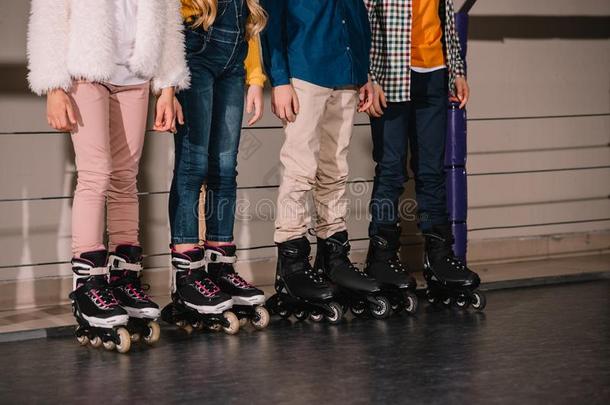 部分的看法关于孩子们采用滚筒溜冰鞋pos采用g