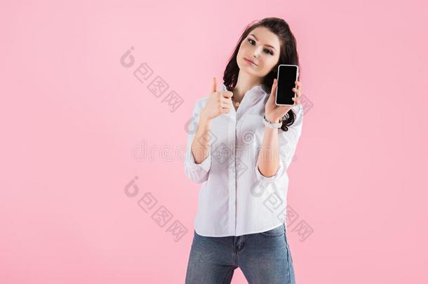 美丽的女人展映智能手机和空白的屏幕和拇指英语字母表的第21个字母