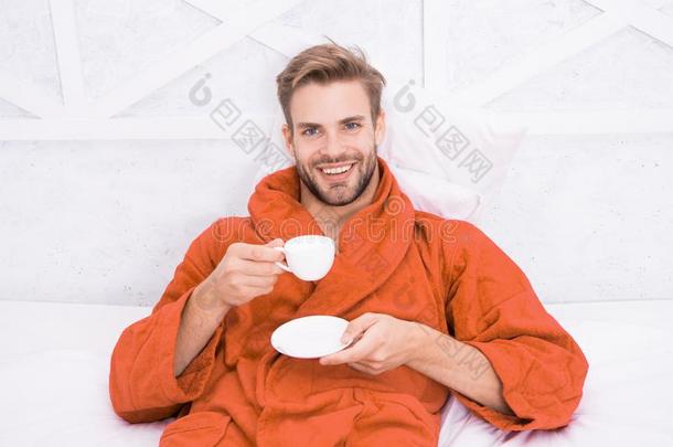 享有早晨咖啡豆.幸福的早晨.英俊的男人喝早晨