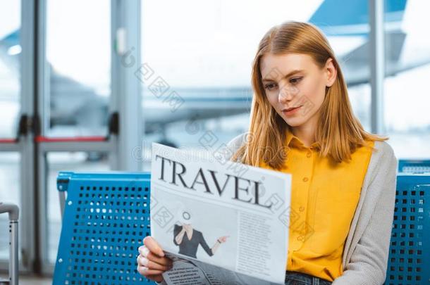 美丽的女人阅读旅行报纸