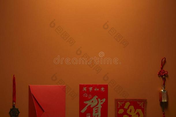 红色的<strong>信封</strong>,金色的中国人装饰和象形字