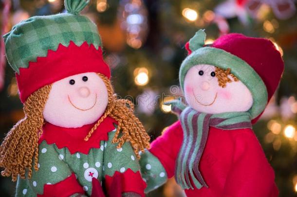 漂亮的圣诞节木偶对采用红色的和绿色的