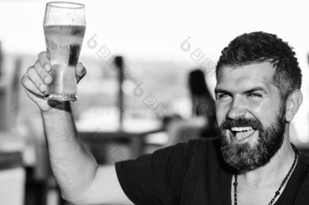 胡须男人喝饮料啤酒从一啤酒马克杯.M一n喝饮料啤酒.Bl一c
