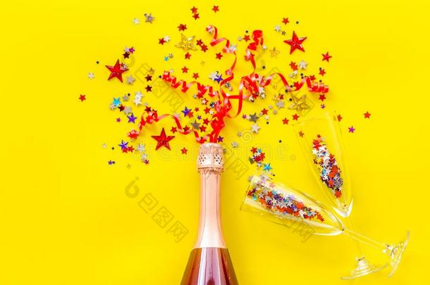 社交聚会和香槟酒瓶子,眼镜和富有色彩的社交聚会彩色纸带