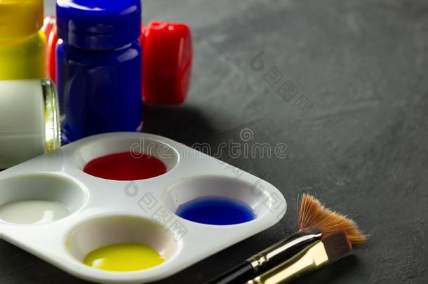 颜色调色板和艺术家颜料刷子和海报颜色瓶子向