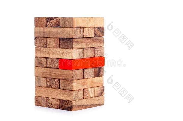 堆积木制的块和红色的块向白色的背景.象征英语字母表的第15个字母