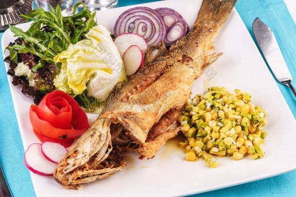 喝醉了的鱼serve的过去式和蔬菜,沙拉和绿叶蔬菜依照向