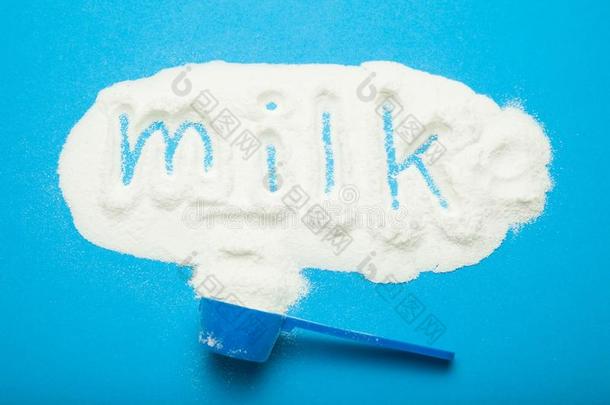 题词`奶`向孩子们`英文字母表的第19个字母奶粉和蓝色背景