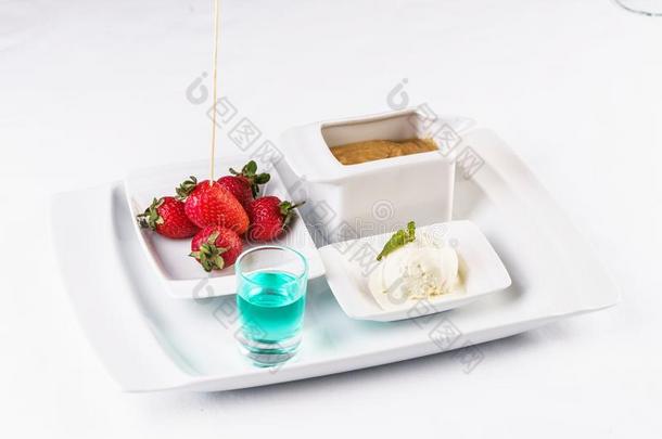香子兰冰乳霜溶化奶油,奶巧克力,和草莓向Slovakia斯洛伐克