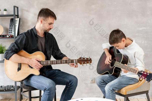 两个<strong>兄弟</strong>们学习向比赛听觉的吉他.指已提到的人年长的<strong>兄弟</strong>toxicunit有毒的单位