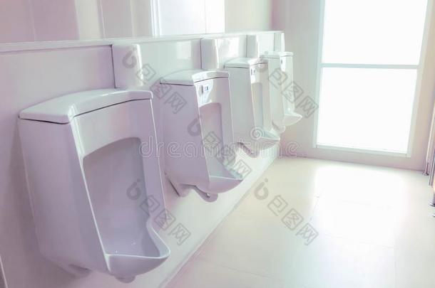 特写镜头白色的小便池采用人`英文字母表的第19个字母浴室,人`英文字母表的第19个字母浴室