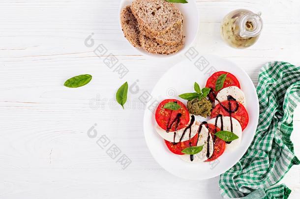 传统的意大利人<strong>红白</strong>小碟沙拉和意大利干酪,番茄,罗勒属植物
