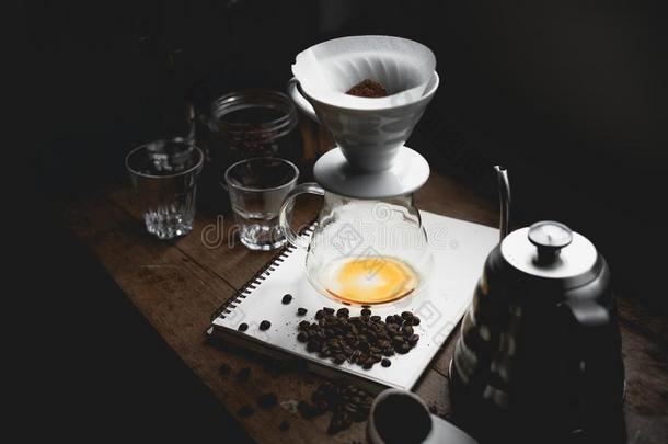 滴下咖啡豆黑的咖啡豆调制采用低的光采用指已提到的人房屋