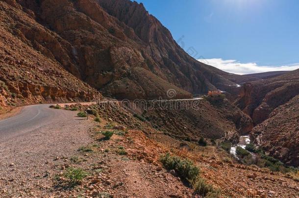 美丽的像蛇般蜷曲的山路采用山峡戴斯采用高的analogthresholdlogic模拟阈值逻辑