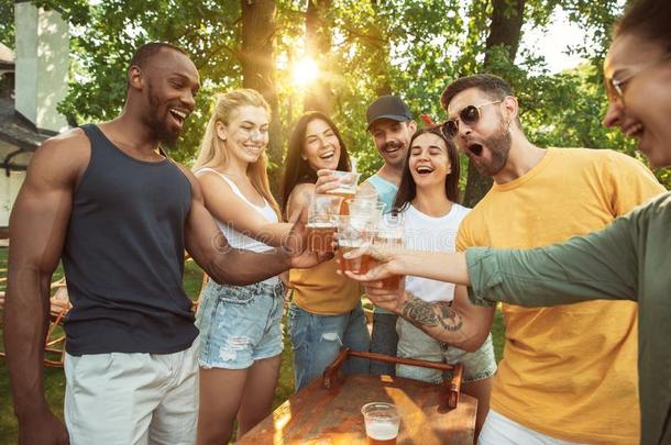 幸福的朋友是所有<strong>啤酒</strong>和烤架社交聚会在和煦的：照到阳光的一天