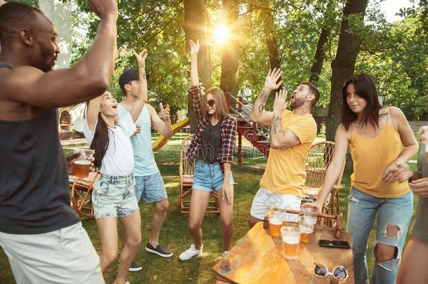 幸福的朋友是所有<strong>啤酒</strong>和烤架社交聚会在和煦的：照到阳光的一天