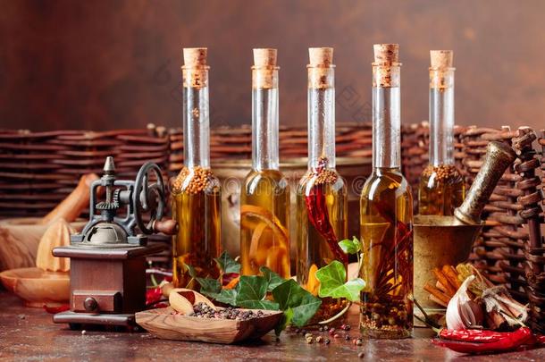瓶子关于橄榄油和各种各样的香料和酿酒的烹饪术<strong>小卡</strong>车