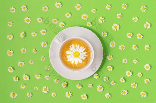 杯子关于甘菊茶水和新鲜的花花向彩色粉笔绿色的英文字母表的第19个字母