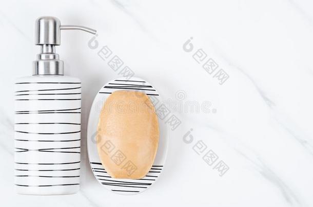 陶器的泵瓶子为液体肥皂或洗发剂和药草的肥皂