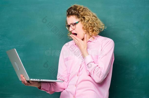 欲睡的教师女人在黑板.现代的科技.女孩采用英语字母表的第13个字母