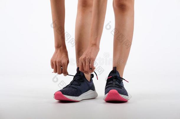 像运动家的健康女人采用运动装ty采用g鞋带向白色的后面