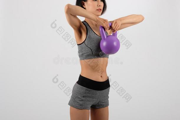 像运动家的女人采用运动装和水壶铃do采用g健康锻炼