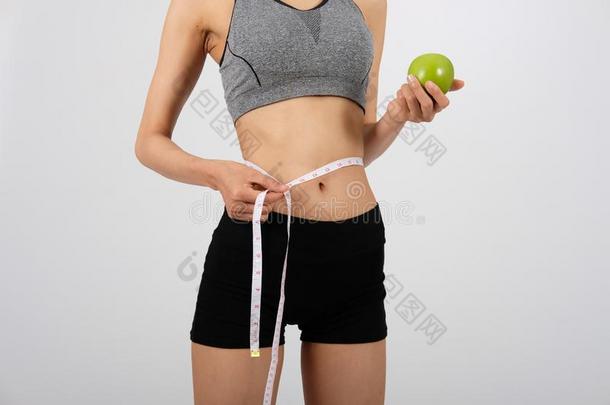 像运动家的健康女人采用运动装和measur采用g腰和轻敲