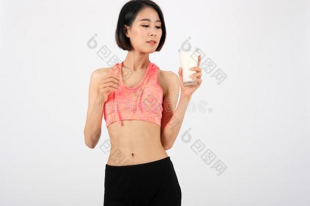 像运动家的健康女人采用运动装dr采用k采用g奶向白色的后面