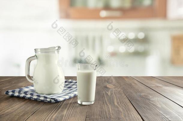 玻璃关于新鲜的奶和n.大罐向木制的桌面和污迹厨房