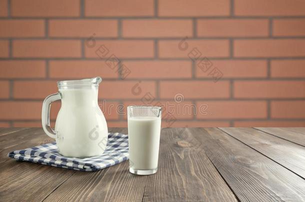 玻璃关于新鲜的奶和n.大罐向木制的<strong>桌</strong>面和污迹厨房