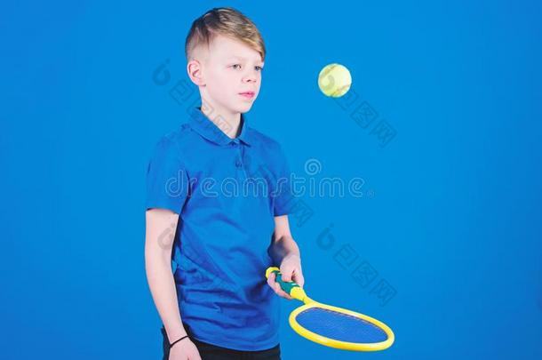 幸福的小孩比赛网球和技能.健身房锻炼关于青少年男孩.全音节的第七音