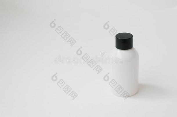 化妆品白色的瓶子向白色的背景.化妆品包装FaroeIslands法罗群岛