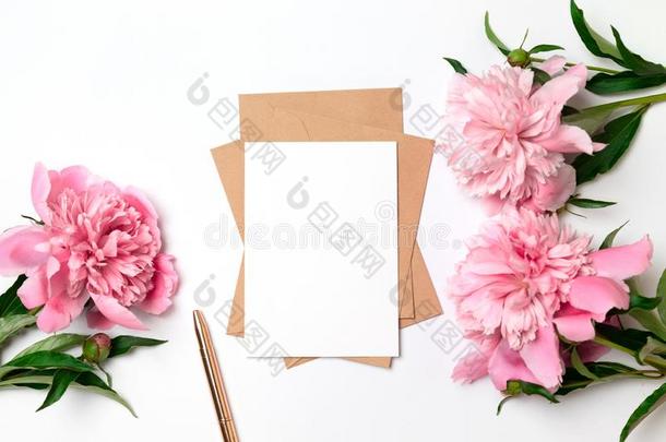 <strong>婚礼</strong>邀请,手艺<strong>信封</strong>,粉红色的花和绿色的草地