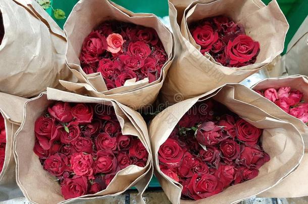 顶看法关于红色的玫瑰花采用棕色的纸包装