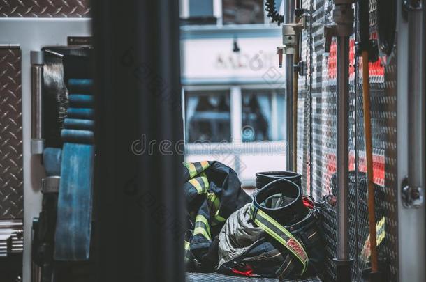 射手关于消防队员制服向指已提到的人地面关于一火发动机