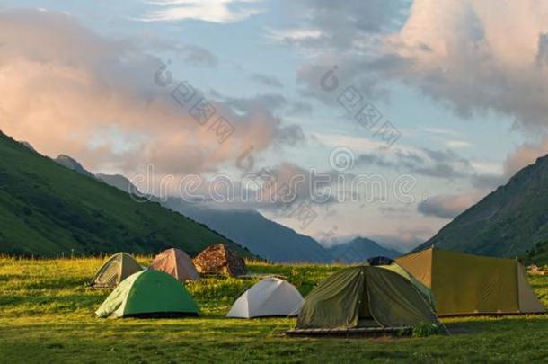 野营帐篷采用野营地在mounta采用s背景