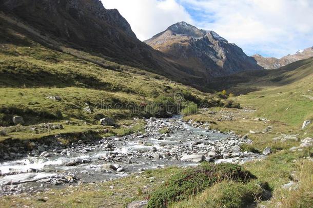 山河制造它的道路通过指已提到的人阿尔卑斯山的风景