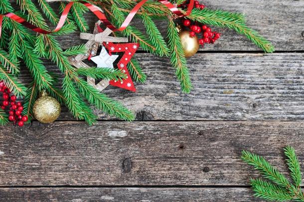 假日圣诞节卡片和冷杉树枝,冬青浆果,装饰