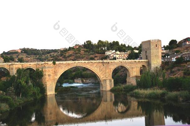 历史的托莱多看法和阿尔坎塔拉桥越过塔霍河,西班牙