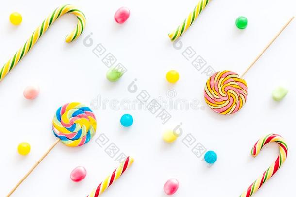 各式各样的糖果和棒棒糖向白色的背景顶看法