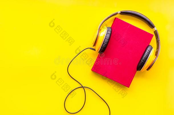 收听的听觉的书和耳机采用图书馆向黄色的后面
