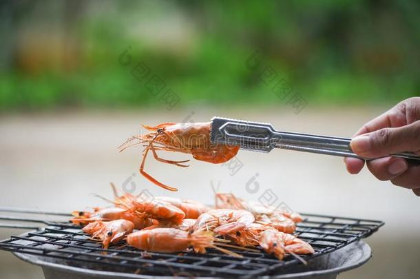 虾烤的barbecue吃烤烧肉的野餐海产食品向炉-对虾虾煮熟的使用某物为燃料