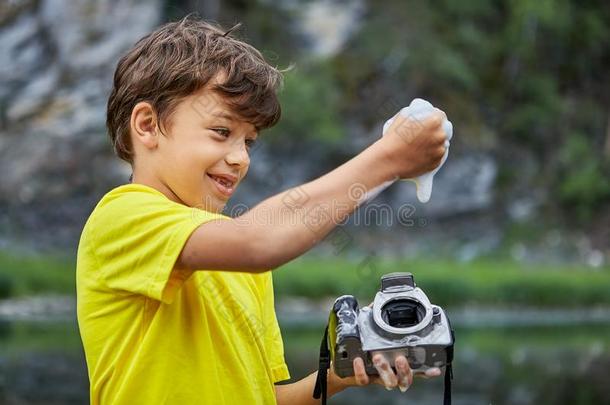 男孩清洁互补型金属氧化半导体影像传感器采用数字的照相机