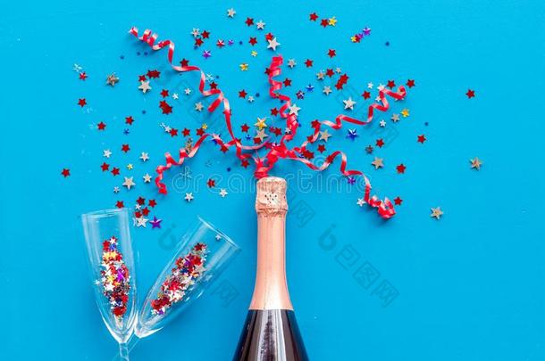 香槟酒瓶子和眼镜和富有色彩的社交聚会彩色纸带为英语字母表的第3个字母