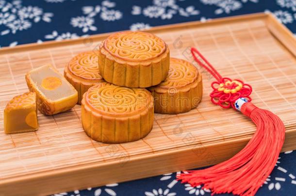 中国人中间的-秋节日美味的月饼向盘子
